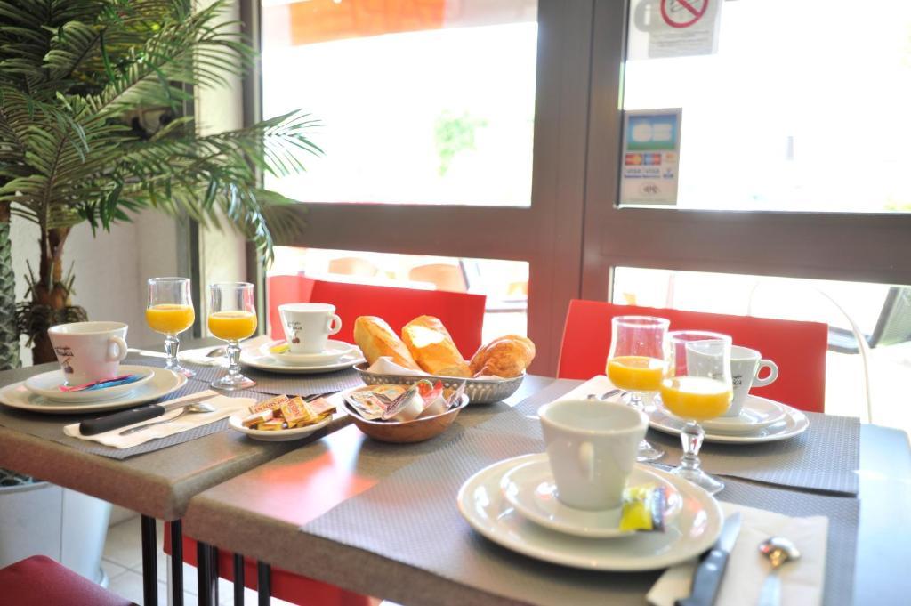 Alp'Hotel Voreppe Bagian luar foto