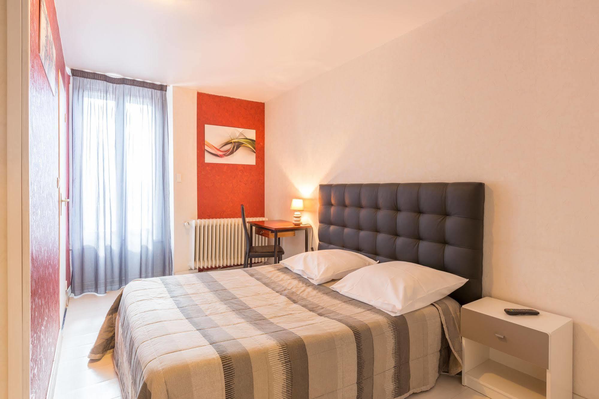 Alp'Hotel Voreppe Bagian luar foto