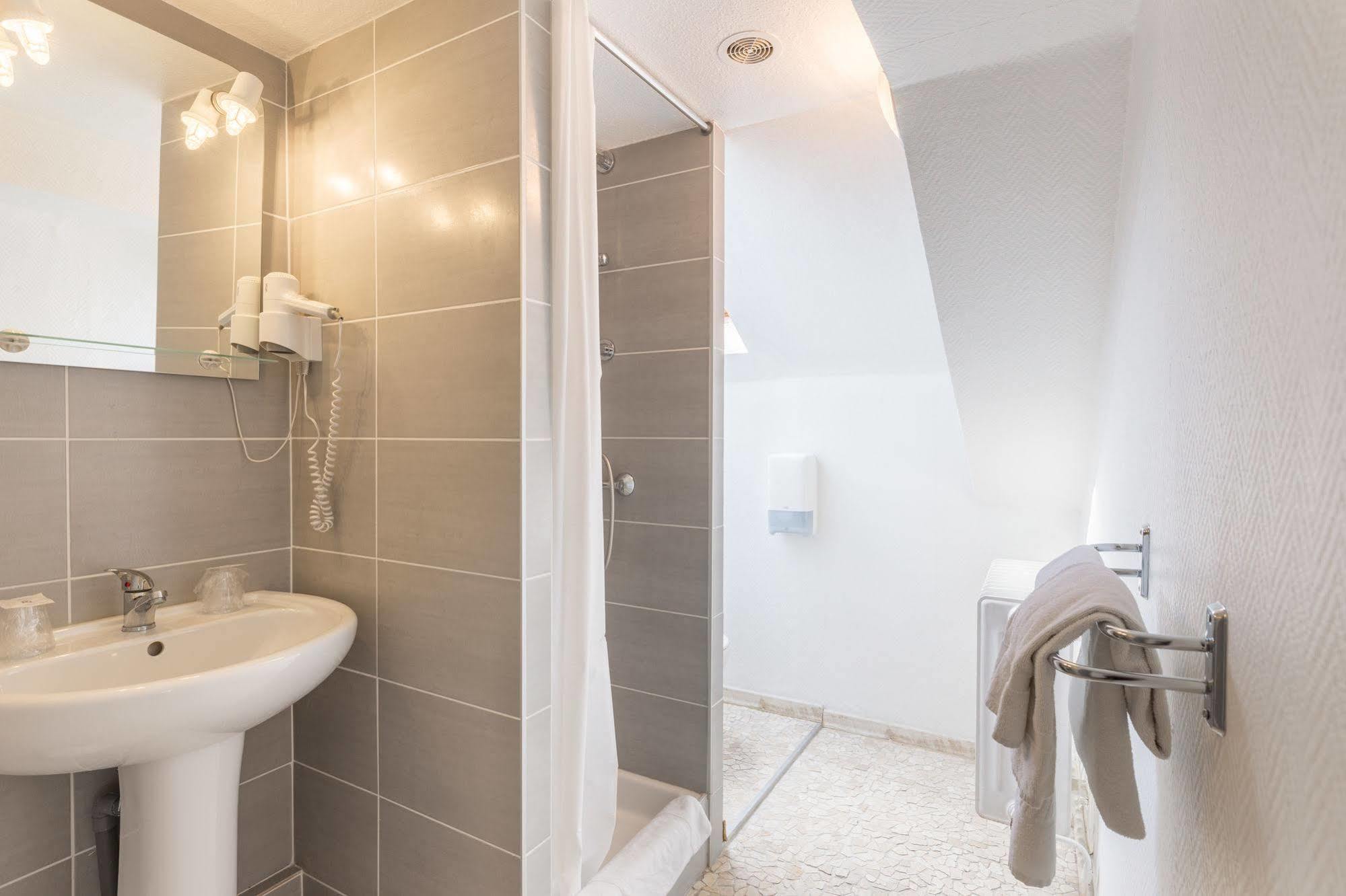 Alp'Hotel Voreppe Bagian luar foto